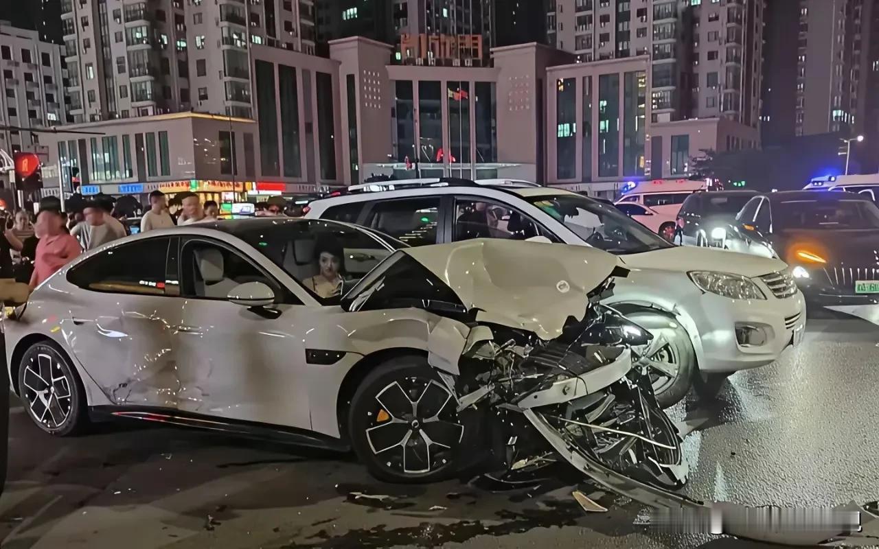 连续变6车道，接连撞上17辆车，恐怕就算问界M9在场，也阻止不了这位美女的荒唐之