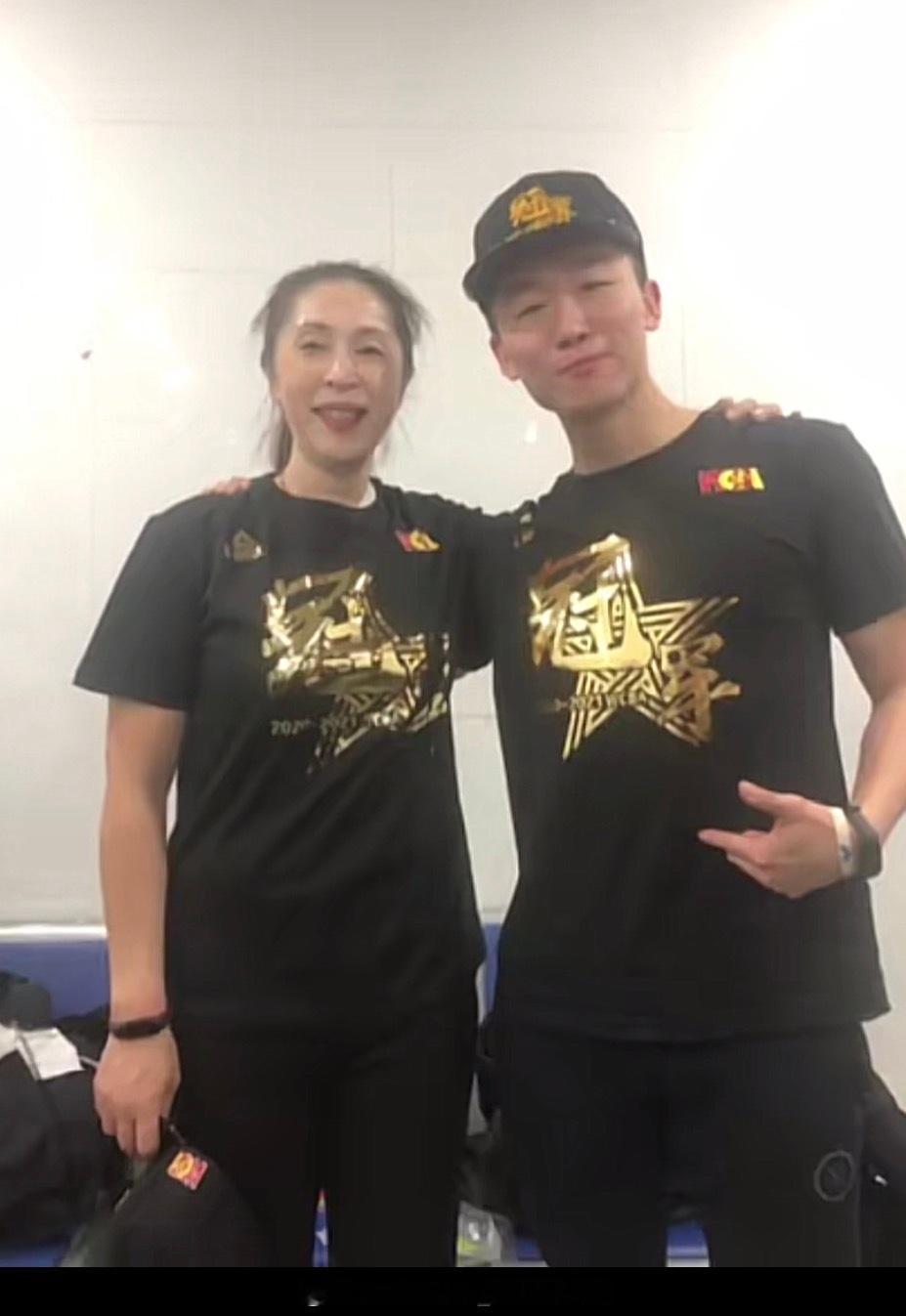 这次被查出参与，协议操作比赛的教练员杨赞之前作为郑薇的助理教练拿到WCBA总冠军