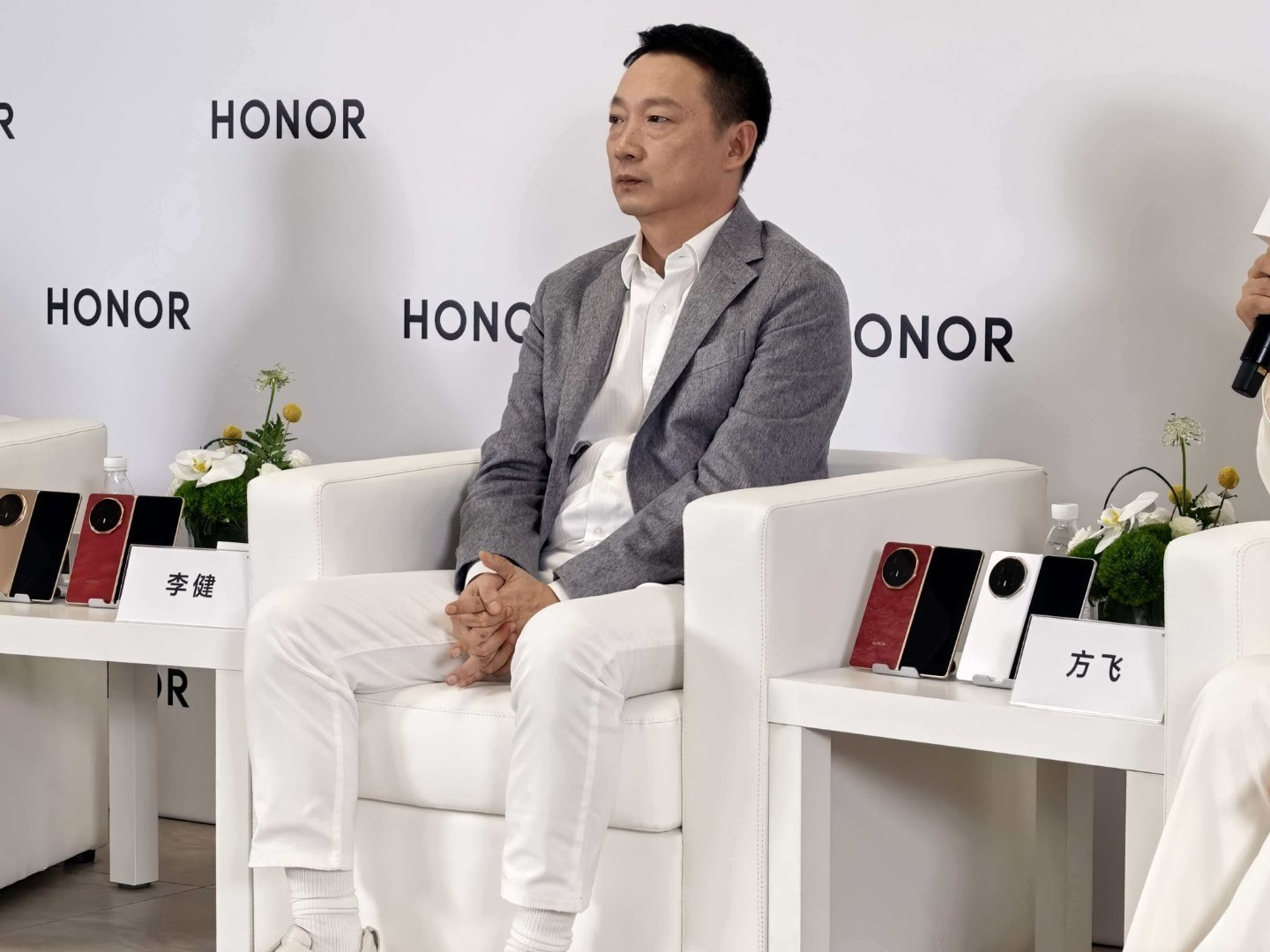 【#荣耀考虑推出子品牌#】荣耀CEO李健3月10日与观察者网等媒体对话时透露，荣