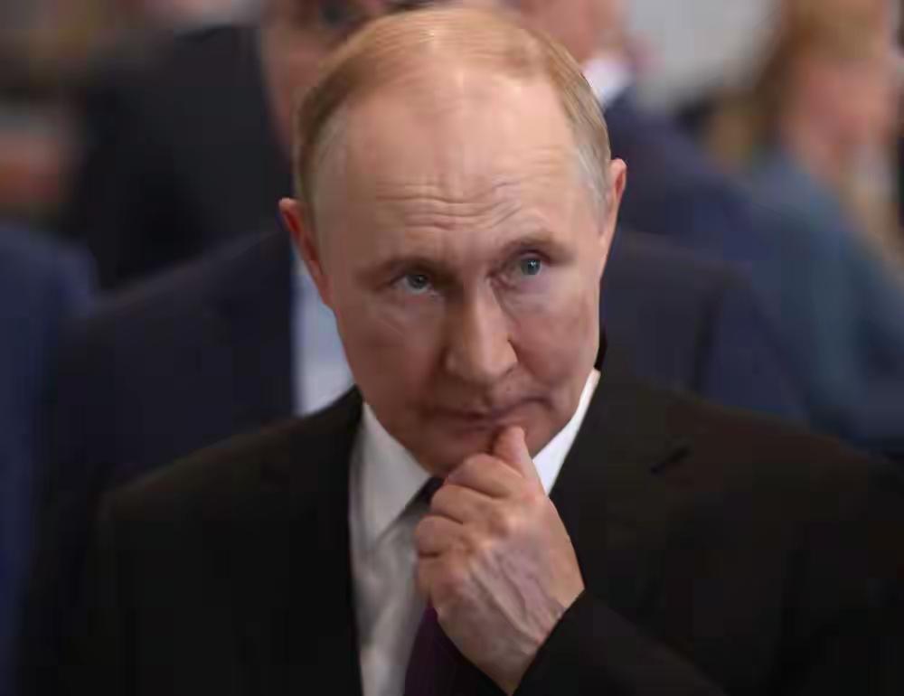 普京把球踢给泽连斯基，泽连斯基怎么办？
       普京主持国防部长和多位将军