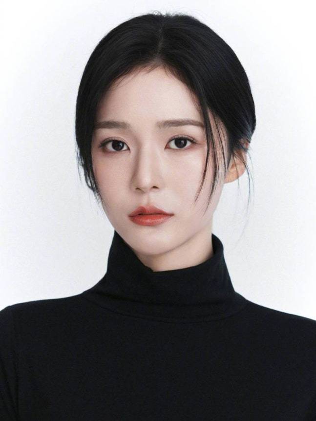吴世英 有望出演新剧BOSS的甜蜜诱惑 女主角，合作 成勋 。吴世英饰演独立乐队