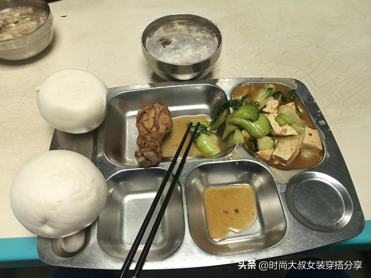 新疆工地上的午餐，吃的什么饭菜？
这是今天我们工地食堂做的饭菜，鸡腿，豆腐青菜，