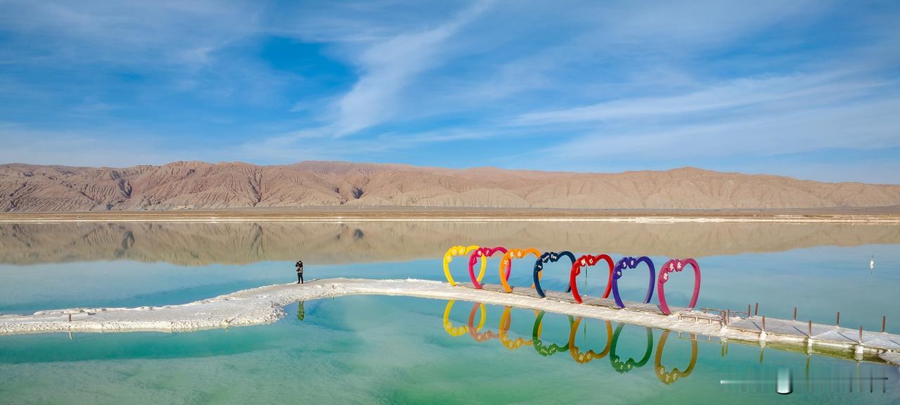 “茫崖翡翠湖，绿水映丹霞”描绘的就是青海茫崖翡翠湖的绝美景色。