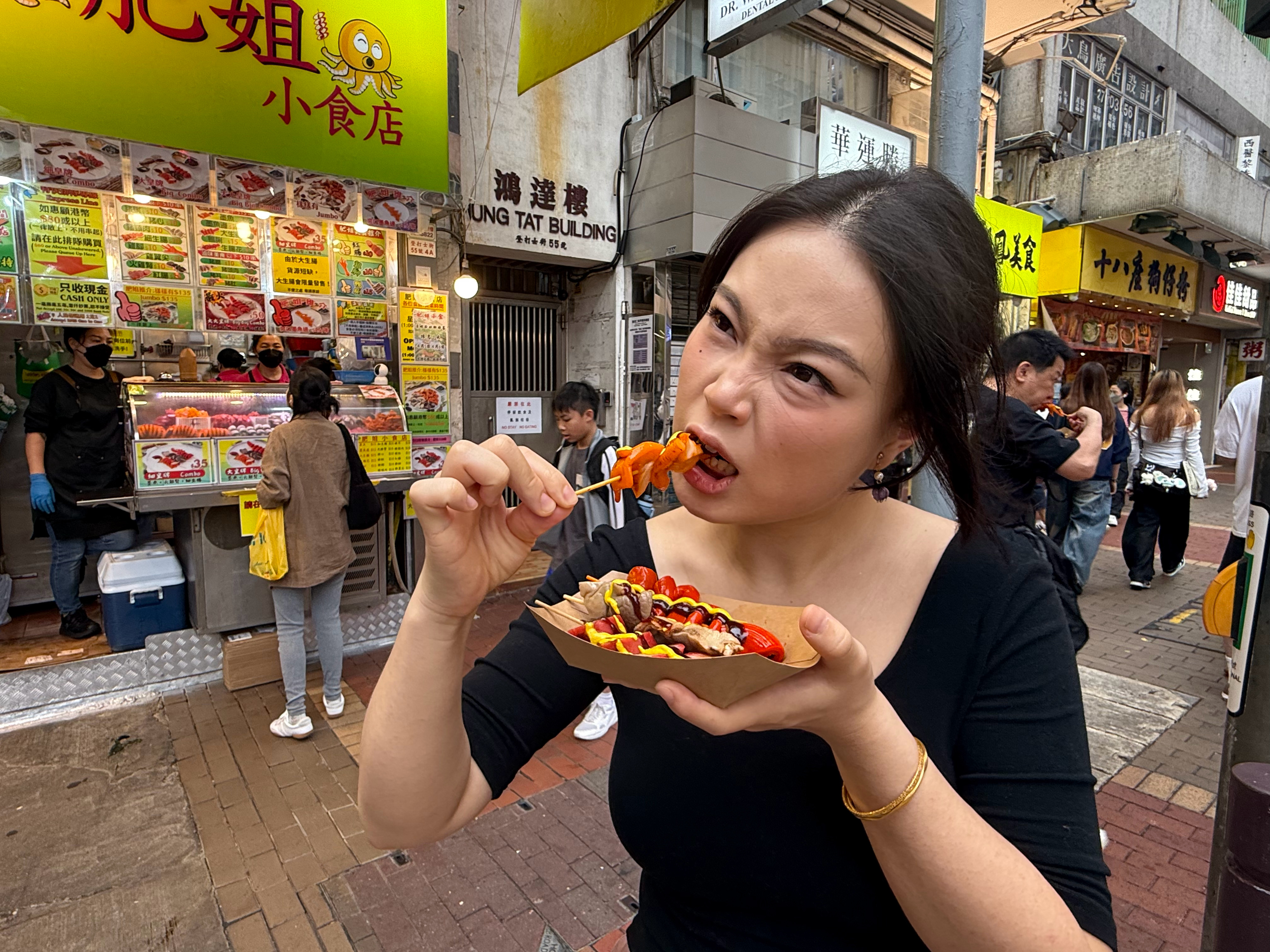 这个肥姐小吃店不推荐。不咋好吃反正我觉得不是你们喜欢的口味。反正就那种甜的又有芥