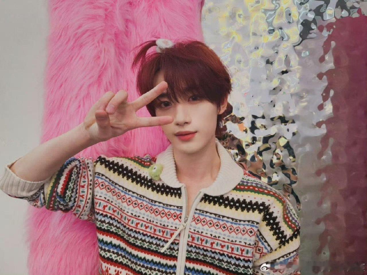 丁程鑫随地大小唱你好星期六 别人听规则，小丁在跟唱，认真投入的样子真的好戳人，本