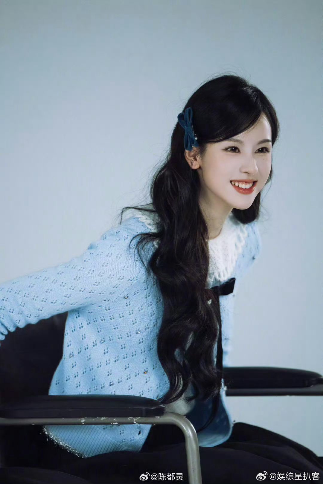 章若楠请客陈都灵新剧剧组章若楠请客陈都灵今天也没变成玩偶呢 美女友谊太好嗑！奶茶