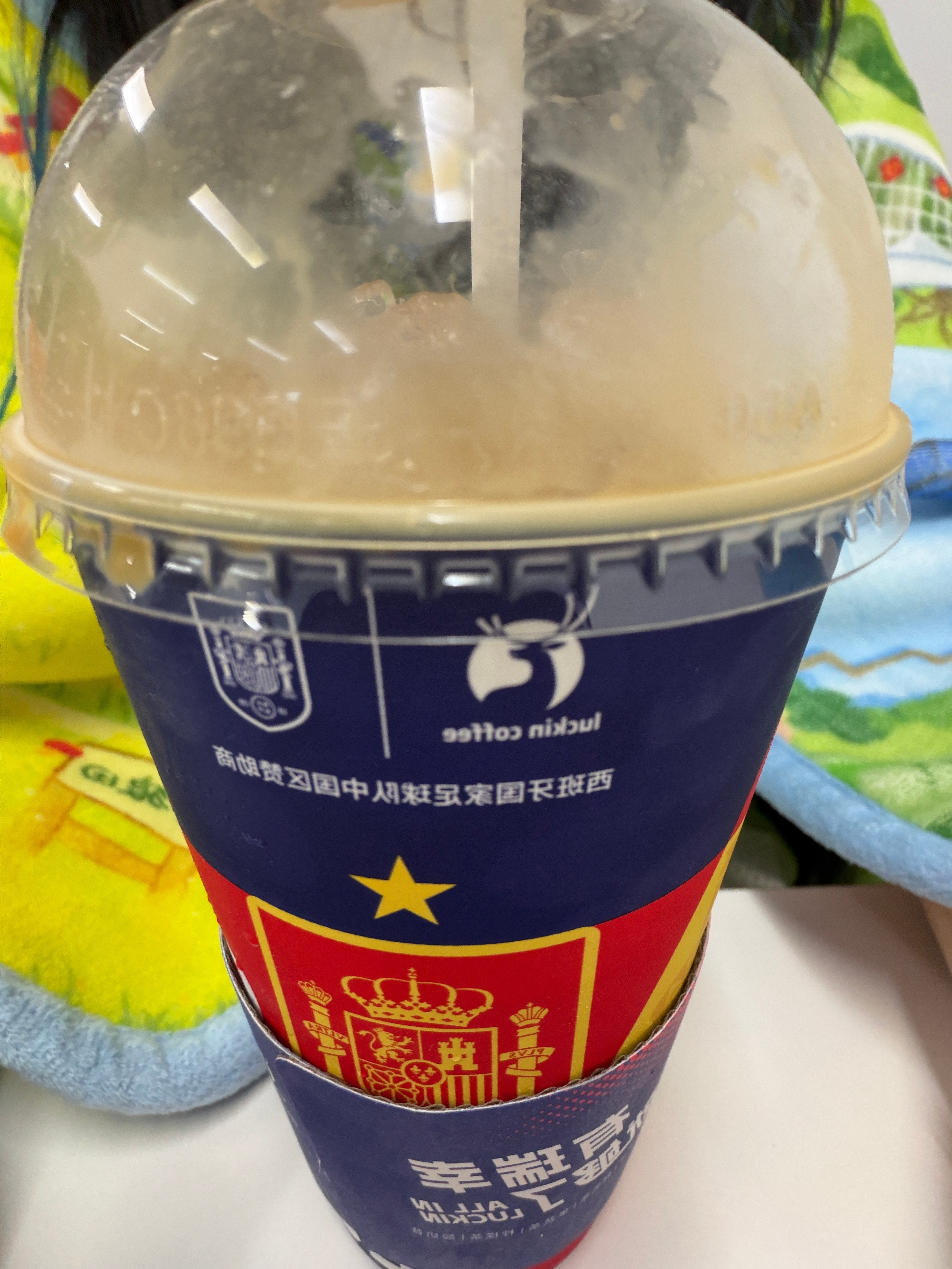 工位好冷要披毛毯  但咖啡还是坚持要喝全冰去水的🧊 