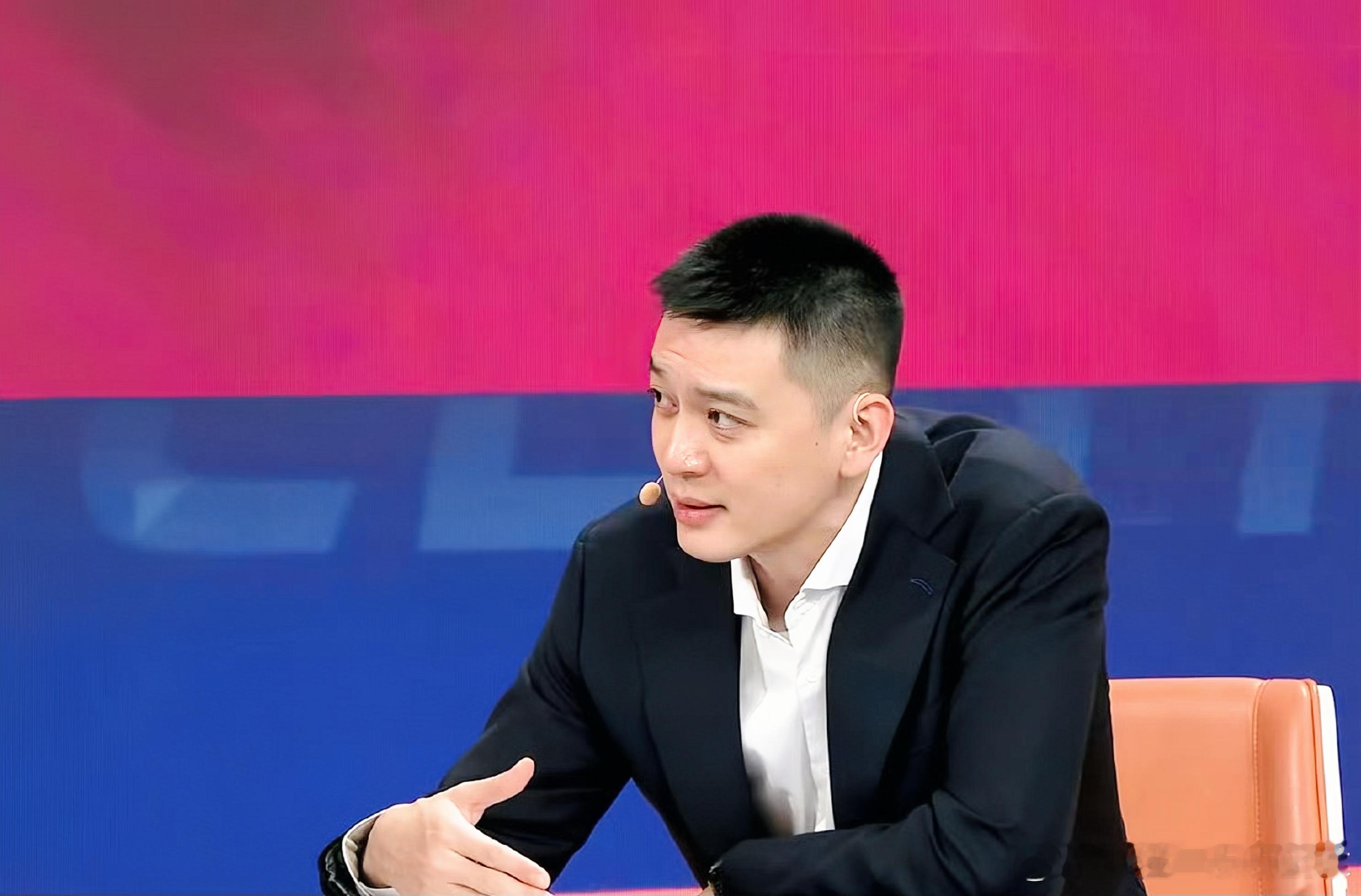 杨鸣指导这转型速度也太快了！刚从辽宁男篮主教练的位置卸任，转眼就站上了解说嘉宾的