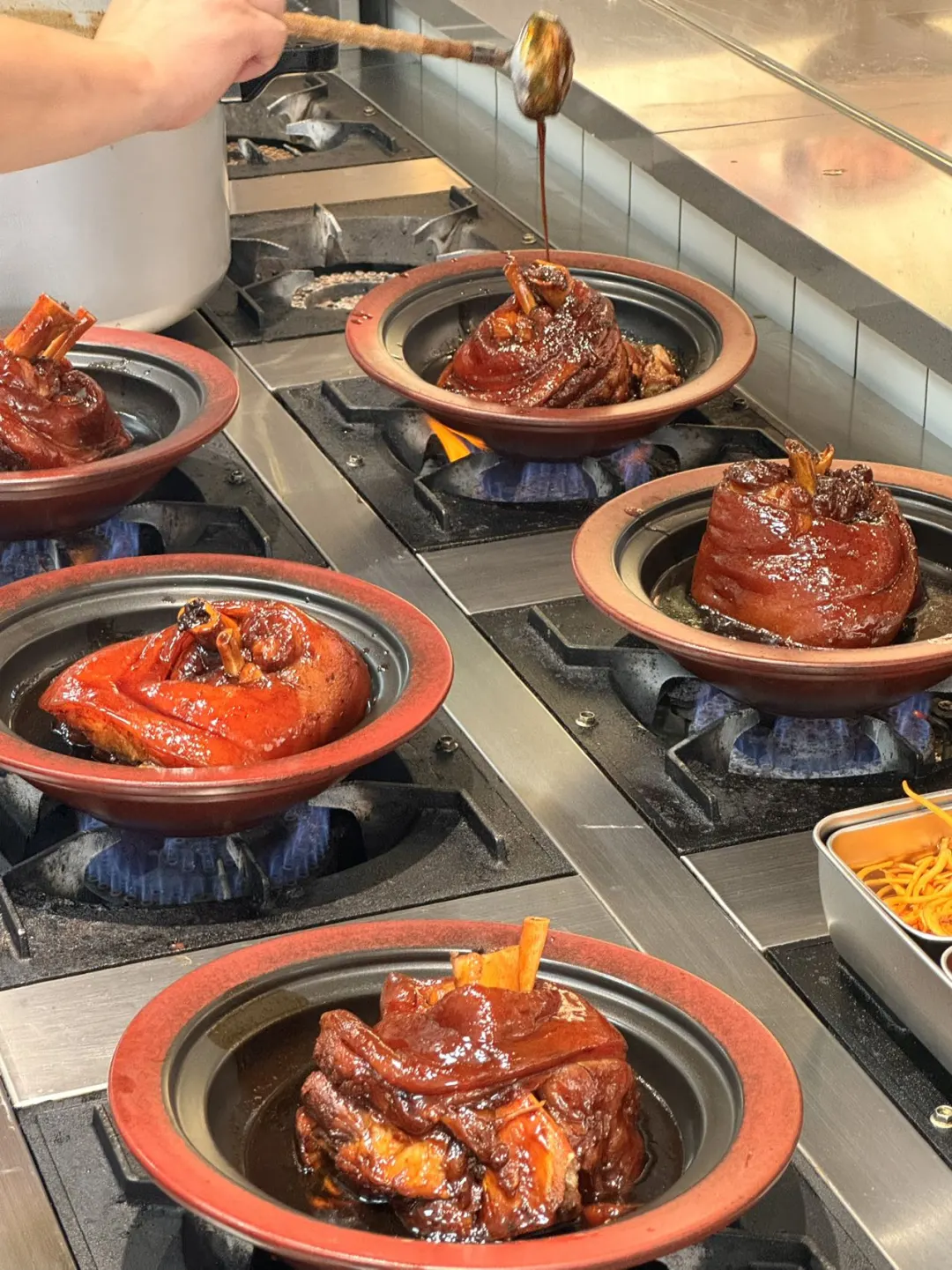 在颜家巷吃到了人生蹄膀煲…