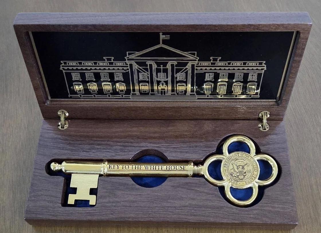 【获得黄金王冠后，特朗普回赠李在明白宫黄金钥匙】据韩联社12月24日报道，韩国总