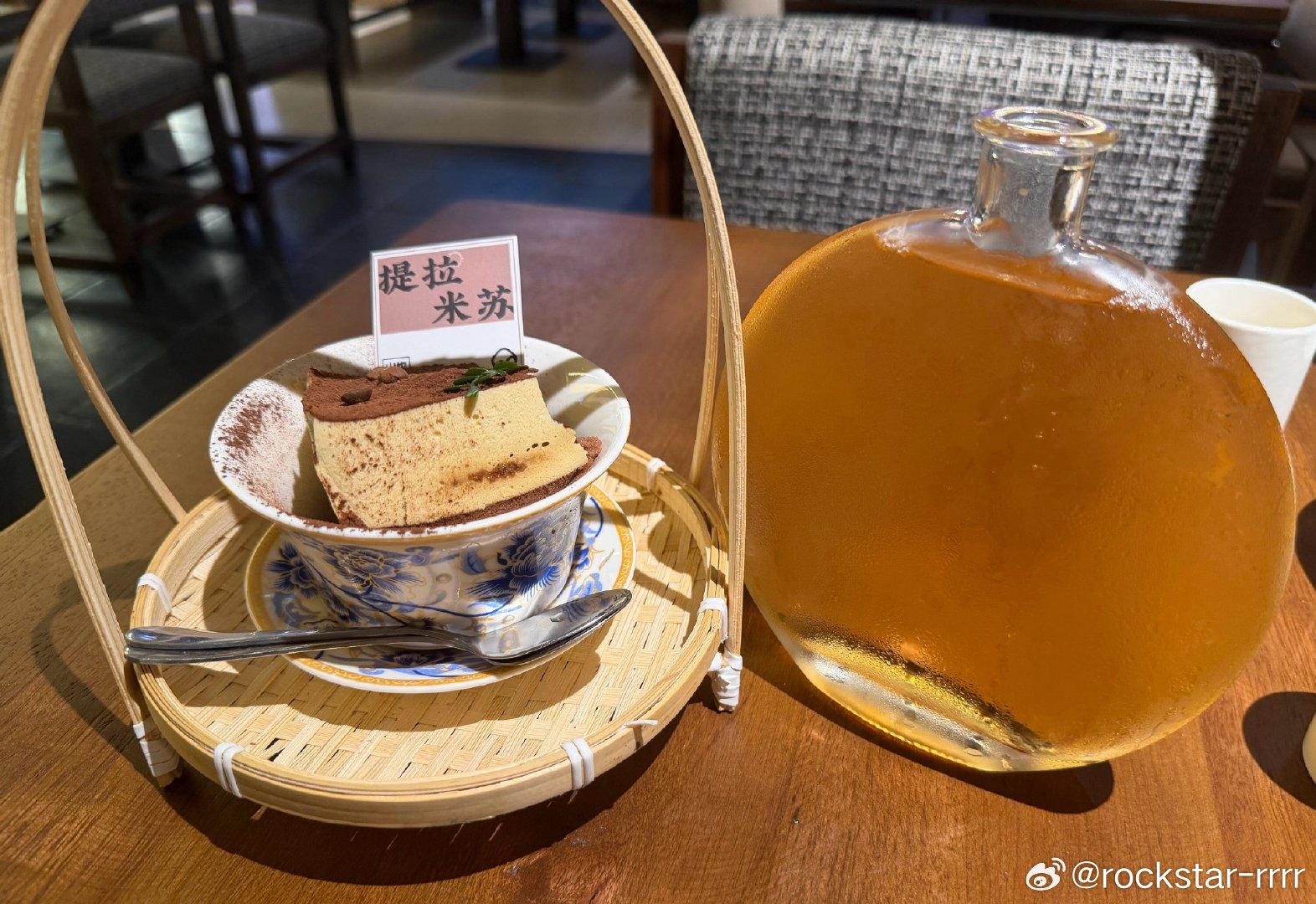 吃饭了吗？今天在外面吃漂亮饭还有普洱茶和冰淇淋提拉米苏