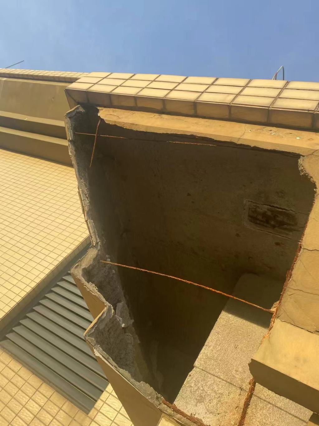 佛山一小区楼顶装饰脱落存隐患，物业欲用维修资金引业主反对