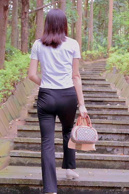 上了年纪的女性烦恼着实不少。腰腹部不仅赘肉堆积，还十分松弛，穿裤子和裙子都失去了