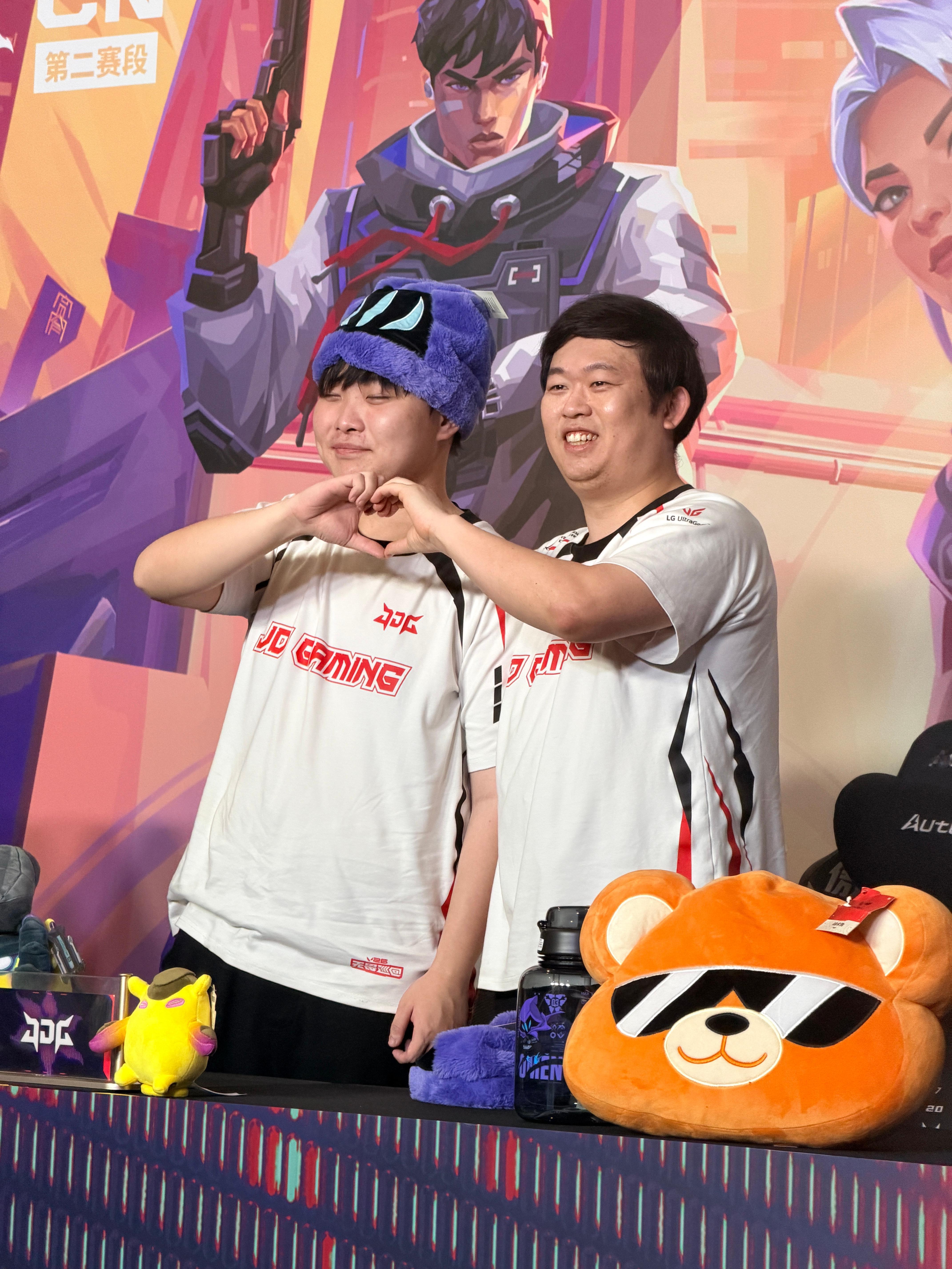 JDG无畏契约 和教练的赛后群访合照来啦三种比心方式大展示jdg战胜blg晋级年