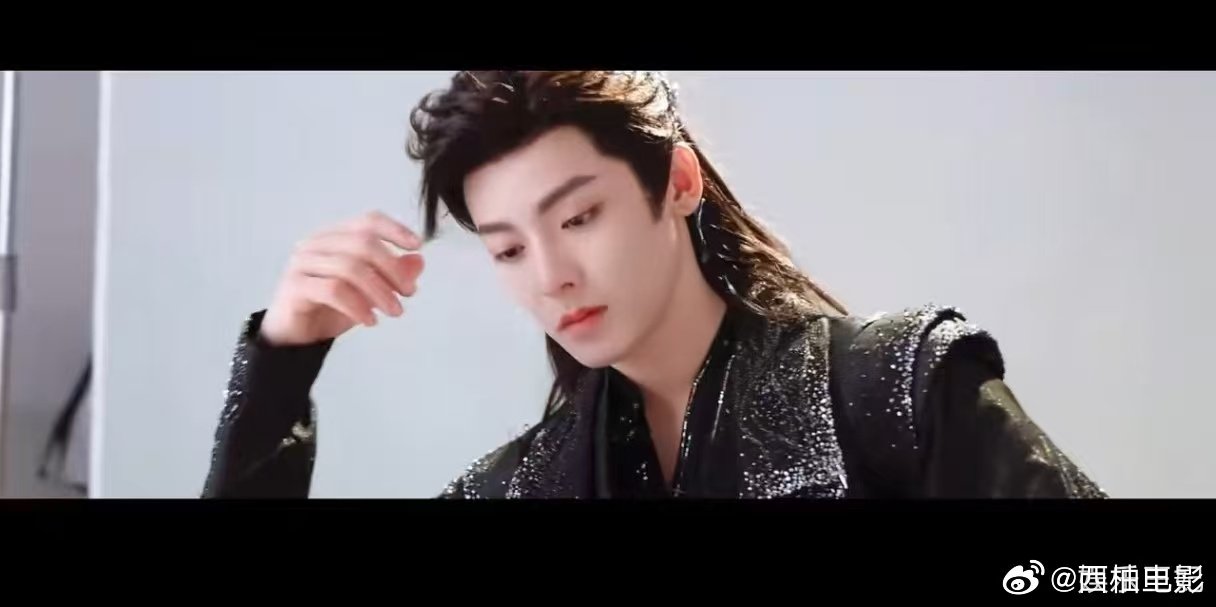 侯明昊纪伯宰用脸宰我 救命！侯明昊演的纪伯宰也太绝了吧！白发配墨衣又酷又欲，腹黑