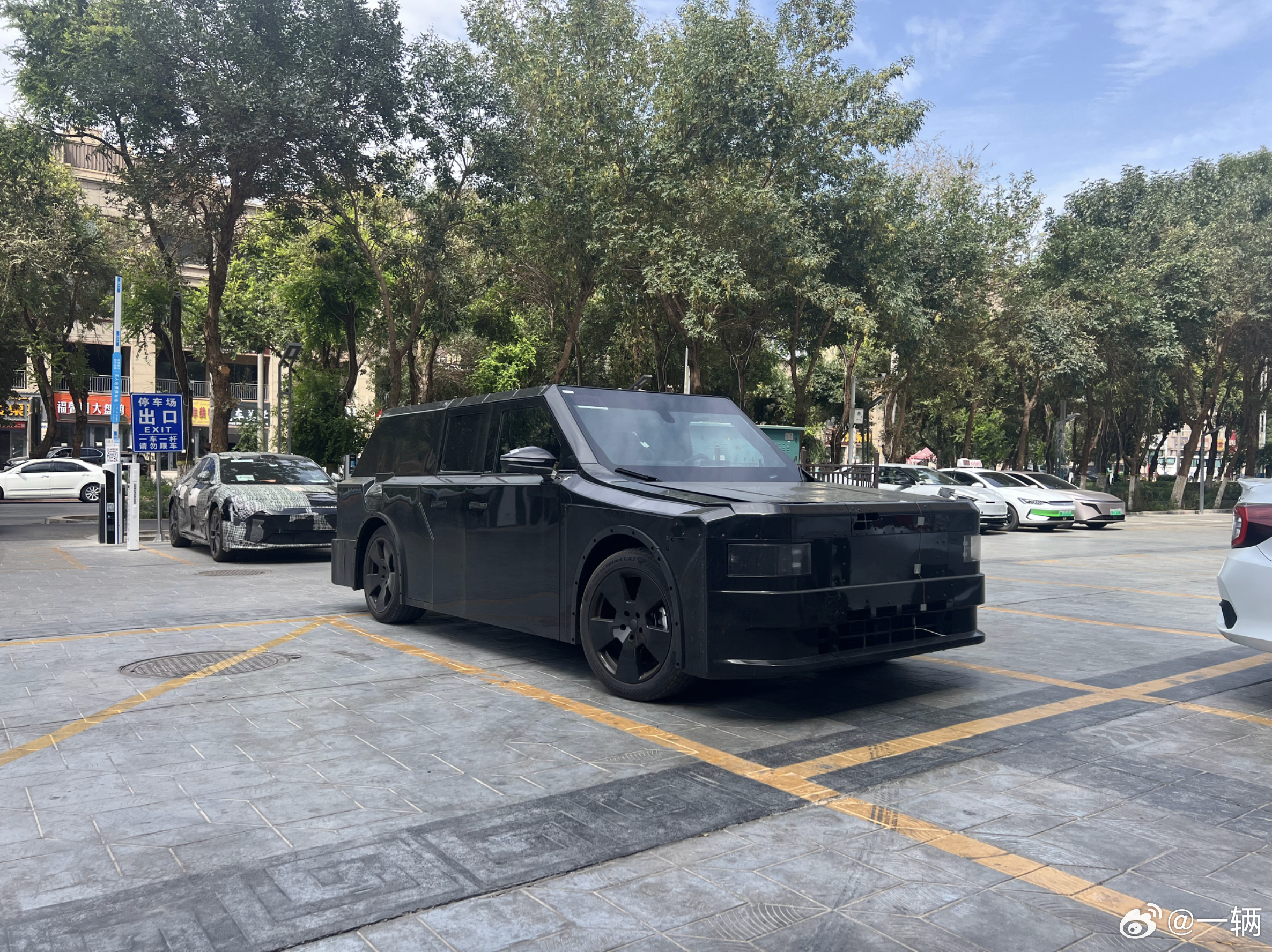 恕我见识少，还真从来没见过一辆伪装车测试车的挡风玻璃是反着装的