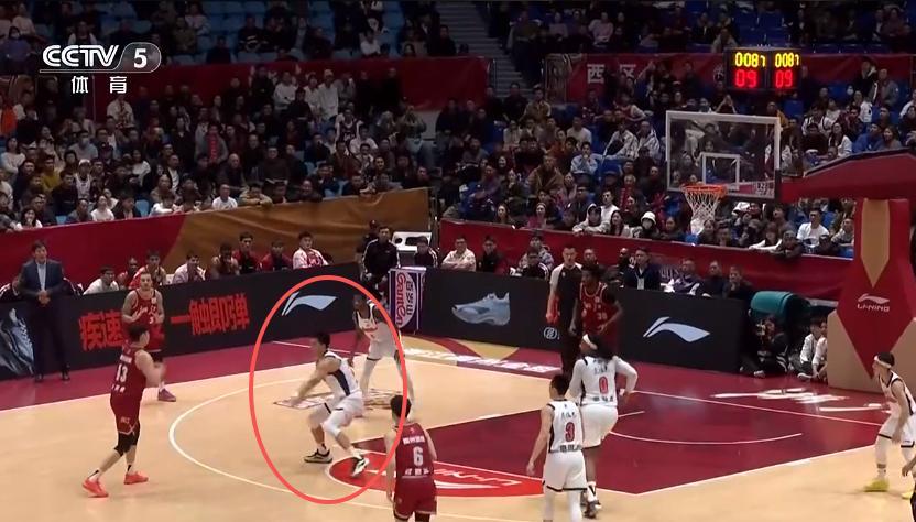 知道这球为啥杜指导这么生气么？这球应该是让焦泊乔守沉退，结果他看到外线有人拿球，