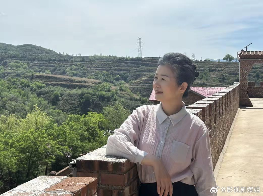 杜淳后妈郑卫莉也满头银发了，不过气质不减当年！ 
