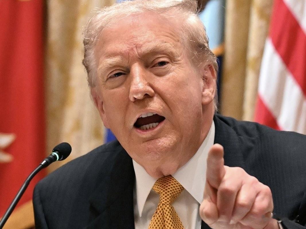 特朗普发文威胁空中交通管制员必须马上返回到岗，而对于那些在政府停摆期间没有请假的