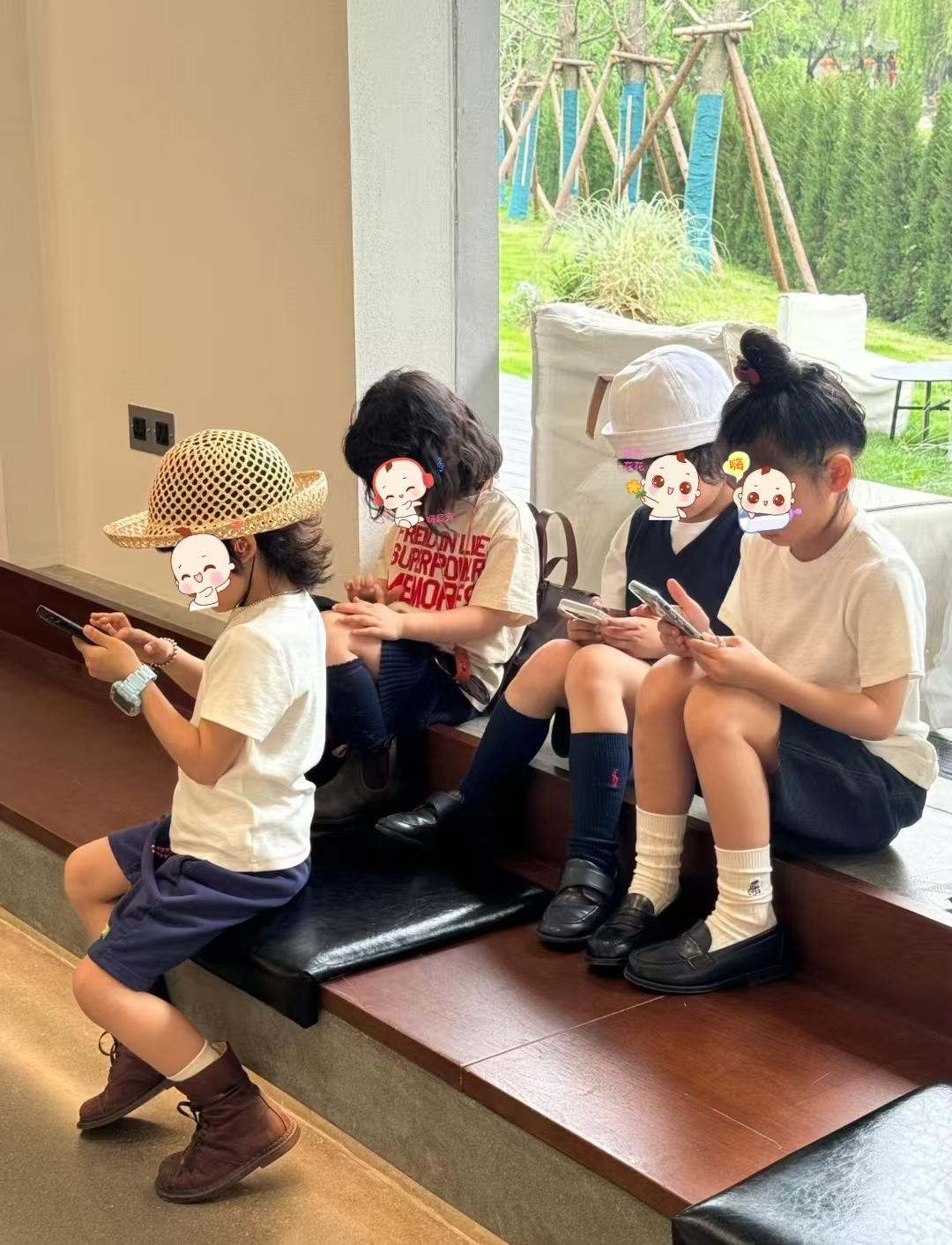 手机带娃，真不是小事:

1．别把手机当保姆，省事一时害娃一世

2．孩子一哭就