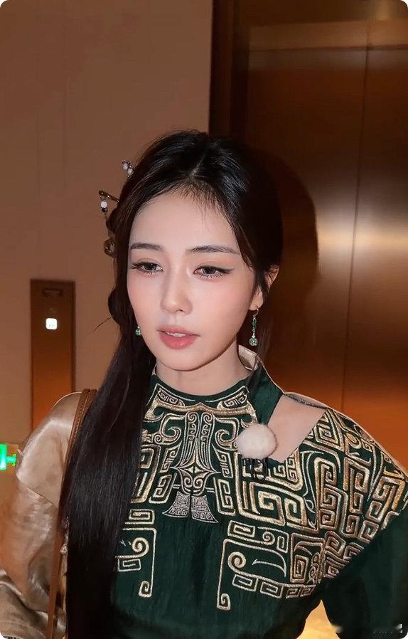 白鹿国风女侠妆 金鹤龙给白鹿化的国风女侠妆清冷飒爽自带江湖气，这国风女侠妆真的氛