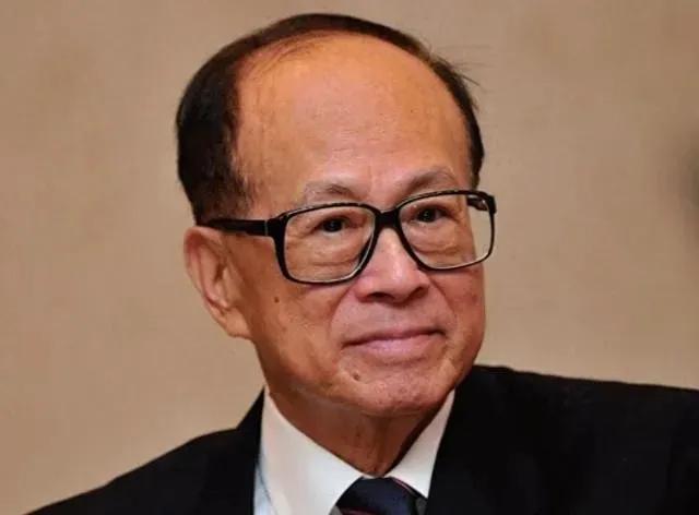 太好了！李嘉诚的报应终于来了，中国打出多张“王炸”，李嘉诚与贝莱德的交易泡汤？