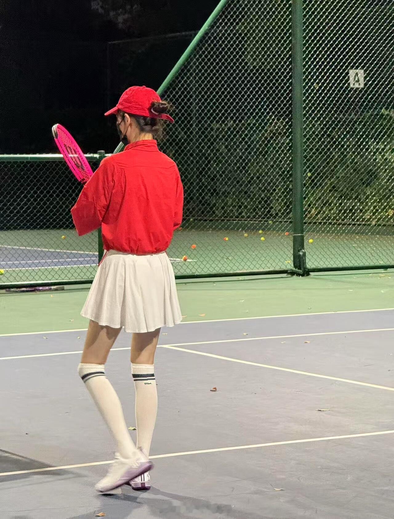 唐嫣这身红色网球服美爆了，细腰大长腿，少女感爆棚[好喜欢] ​​​