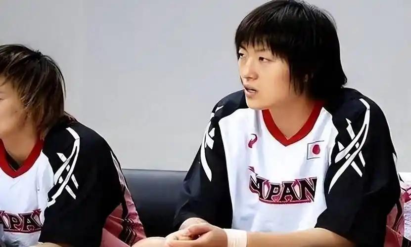 一个土生土长的天津姑娘，穿着日本队的队服，在家门口亲手把中国女篮推下了领奖台。