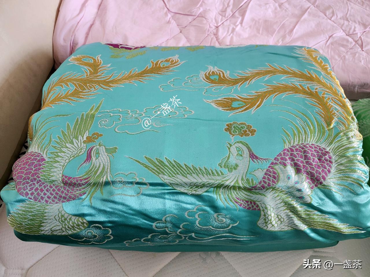 二十年前给女儿女婿做的新婚棉被，如今我却不知道该怎么处理。不论是送人、捐赠，还是
