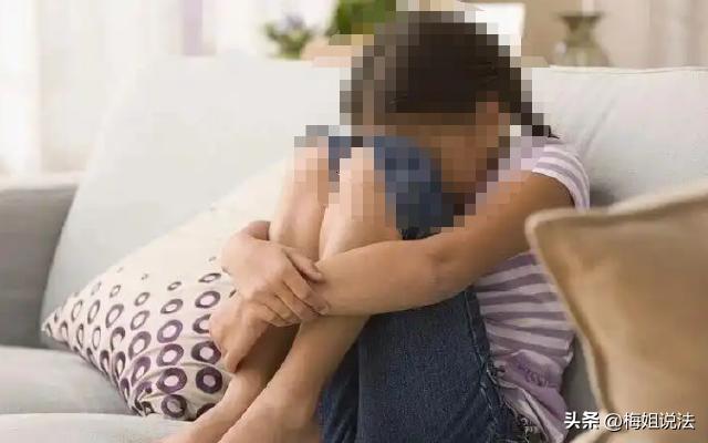 安徽，女子离婚后带着女儿生活，后来跟足浴店的打工男谈朋友，女子就跟男的同居了，三