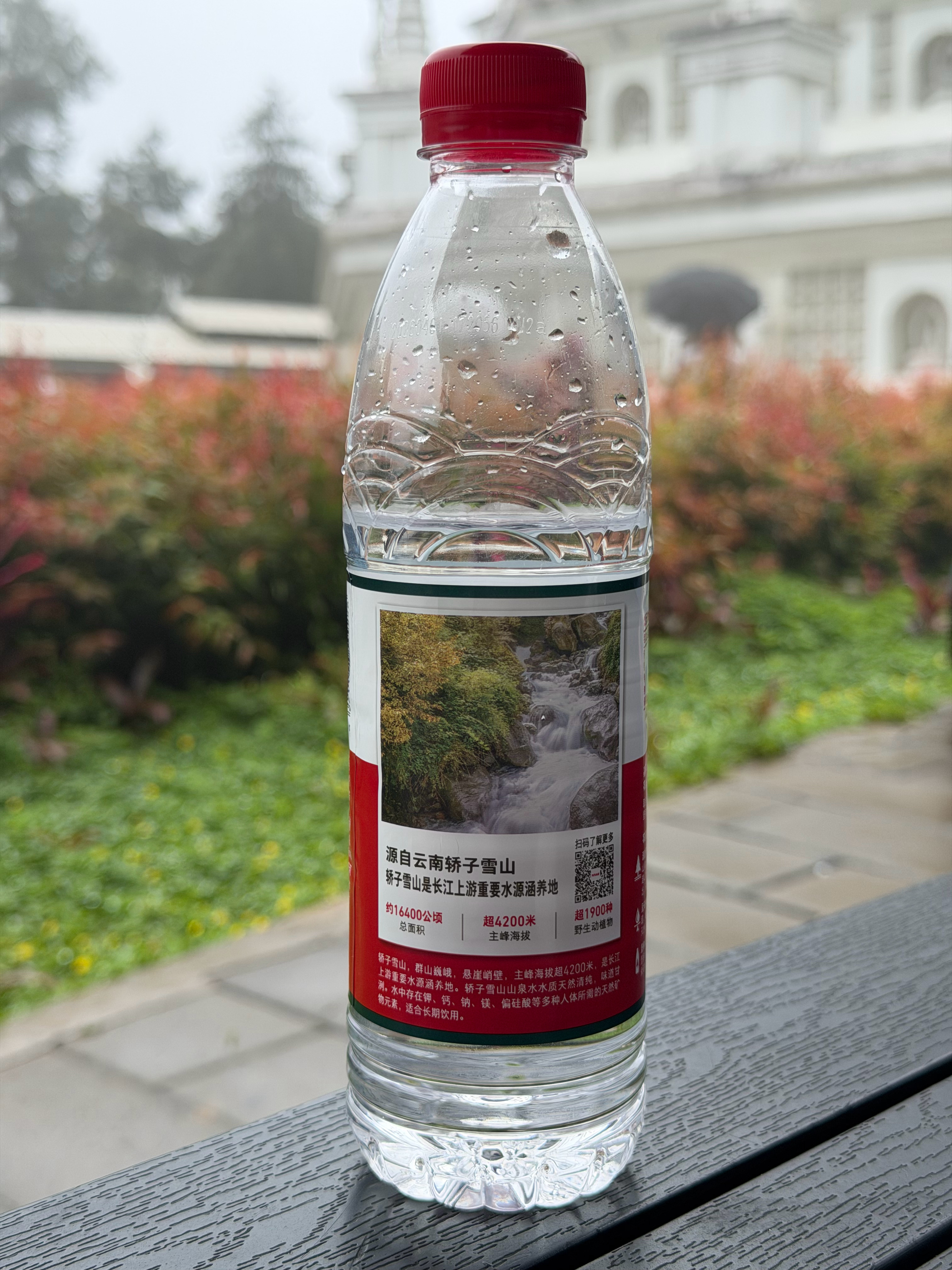 云南的农夫山泉，水源地居然和湖北都不一样瓶身上面写源自云南轿子雪山，是长江上游重