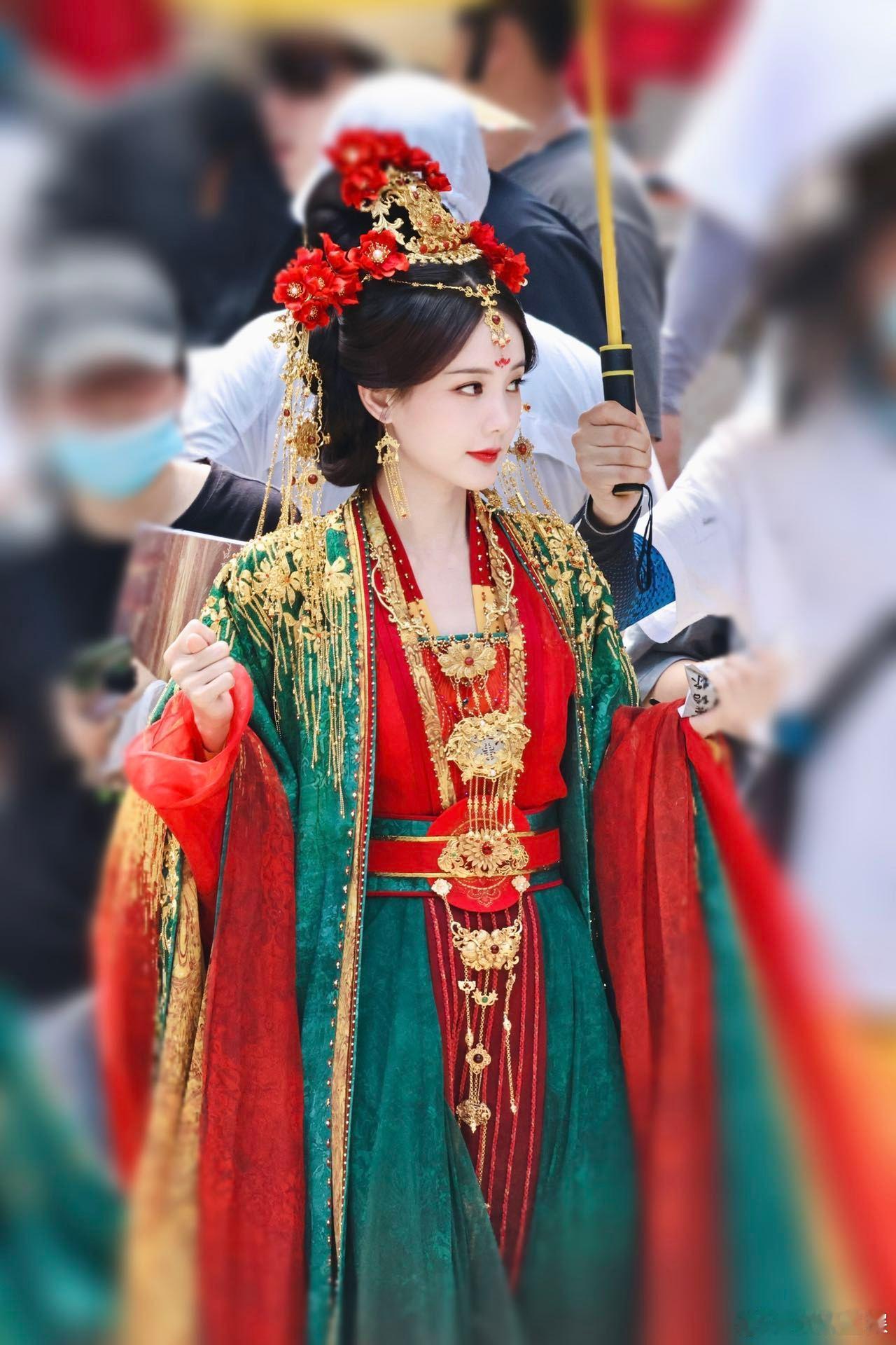 #李一桐没有大婚的剧不接##李一桐书卷一梦到底结了几次婚# 美！！！李一桐跟中式