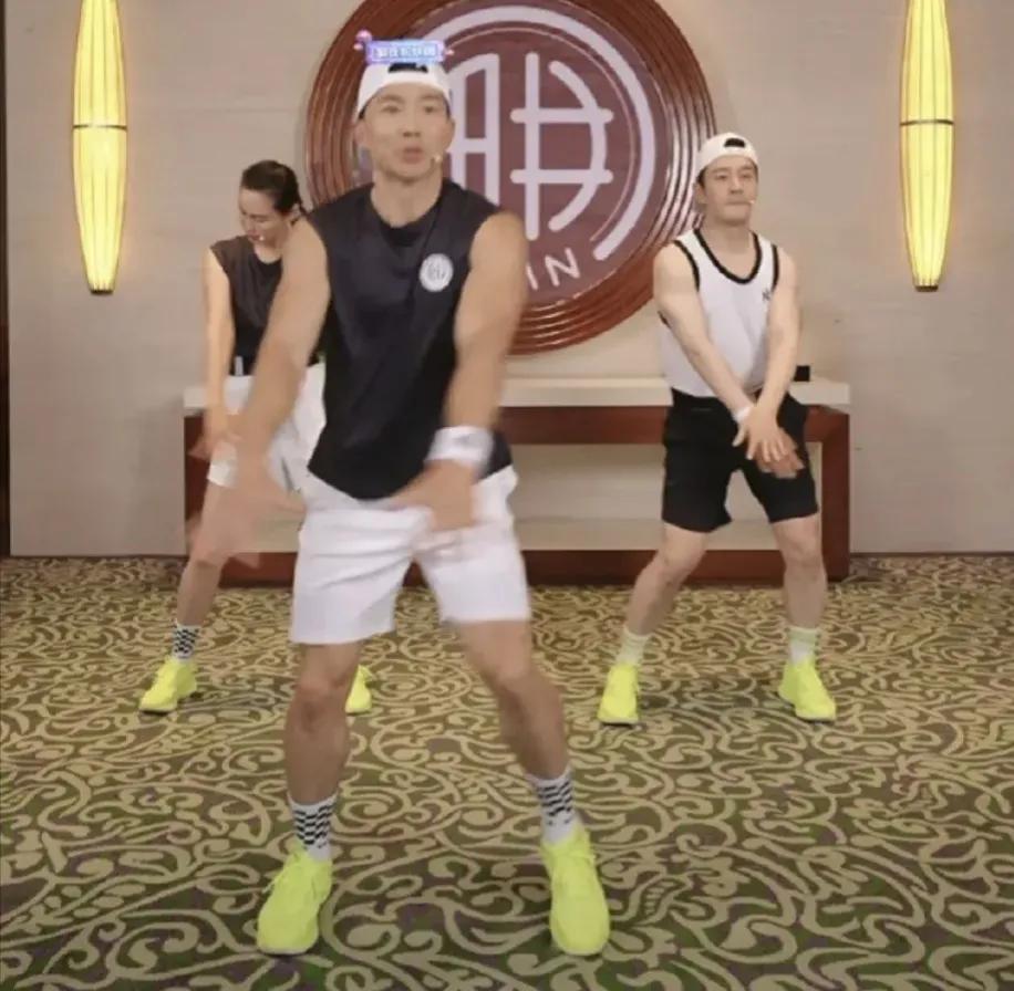 黄晓明空降刘畊宏夫妇直播间真的让我有点无法理解，作为大牌明星的黄晓明，真的不需要