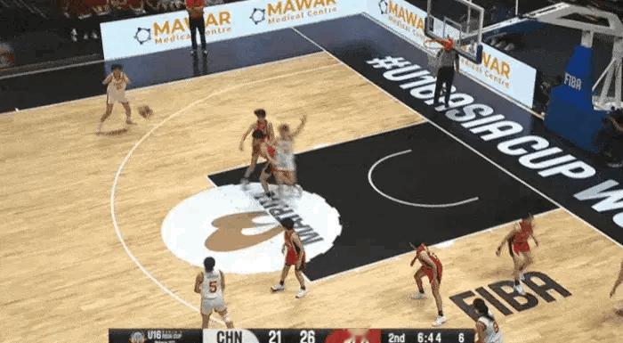 中国U16女篮在上半场以34比32领先日本U16女篮2分，打得非常好，无论篮板还