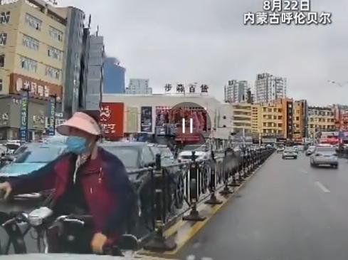 内蒙古呼伦贝尔一大妈骑着电动车在机动车道逆行，被正常行驶的小车堵了个正着，结果大