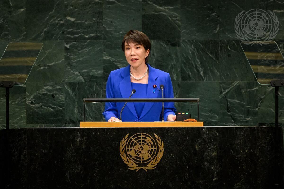 高市早苗联大讲台公开 “掀桌”！强硬要求删除敌国条款，中方端坐台下，她的野心远不