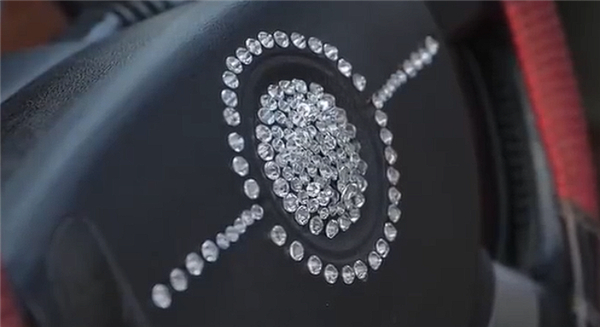 看完一身冷汗 消防实测方向盘上贴钻危险多大：秒变“阔剑地雷” 