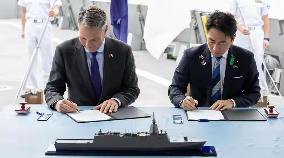 ​日本在对外的经济上的确有一套，如今他们又开始转向军工方面。最近，日本外相小泉进