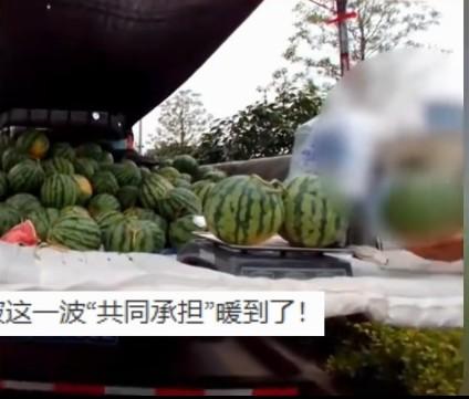最近看到两起交警罚完瓜农又掏钱买瓜的事儿，太暖了。在上海，一位河南瓜农开一天一夜