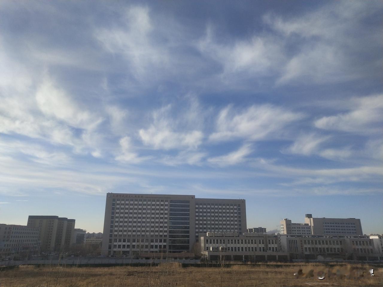 手机随手拍原创图片今天早晨和前日好看的蓝天。今天早晨的朝霞真好看，早晨的美景是一