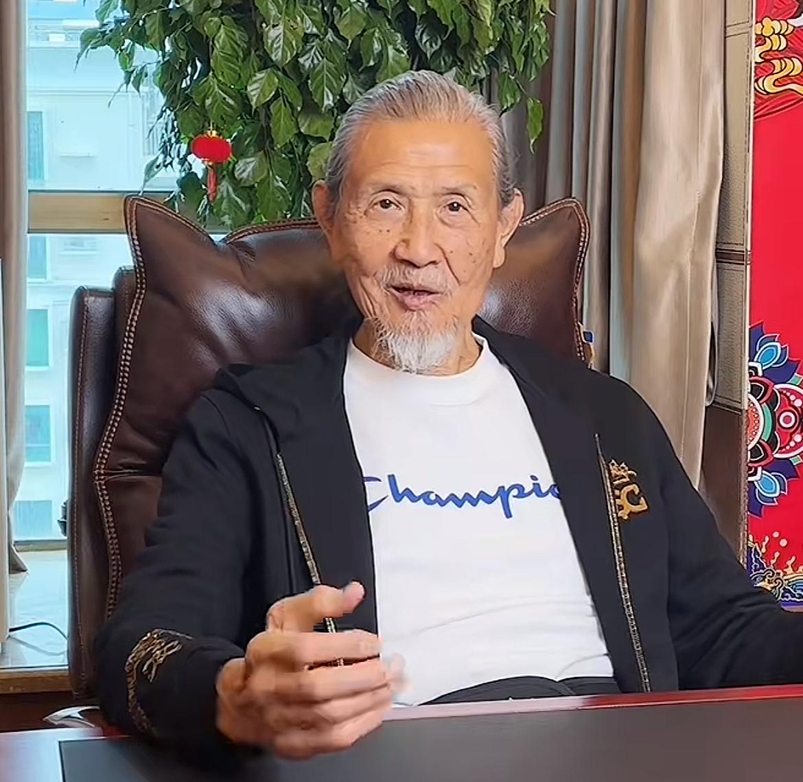 这个大师怎么听起来有点假。
清明节当天，一位徒弟悼念师父，由此揭开了一段噩耗。据