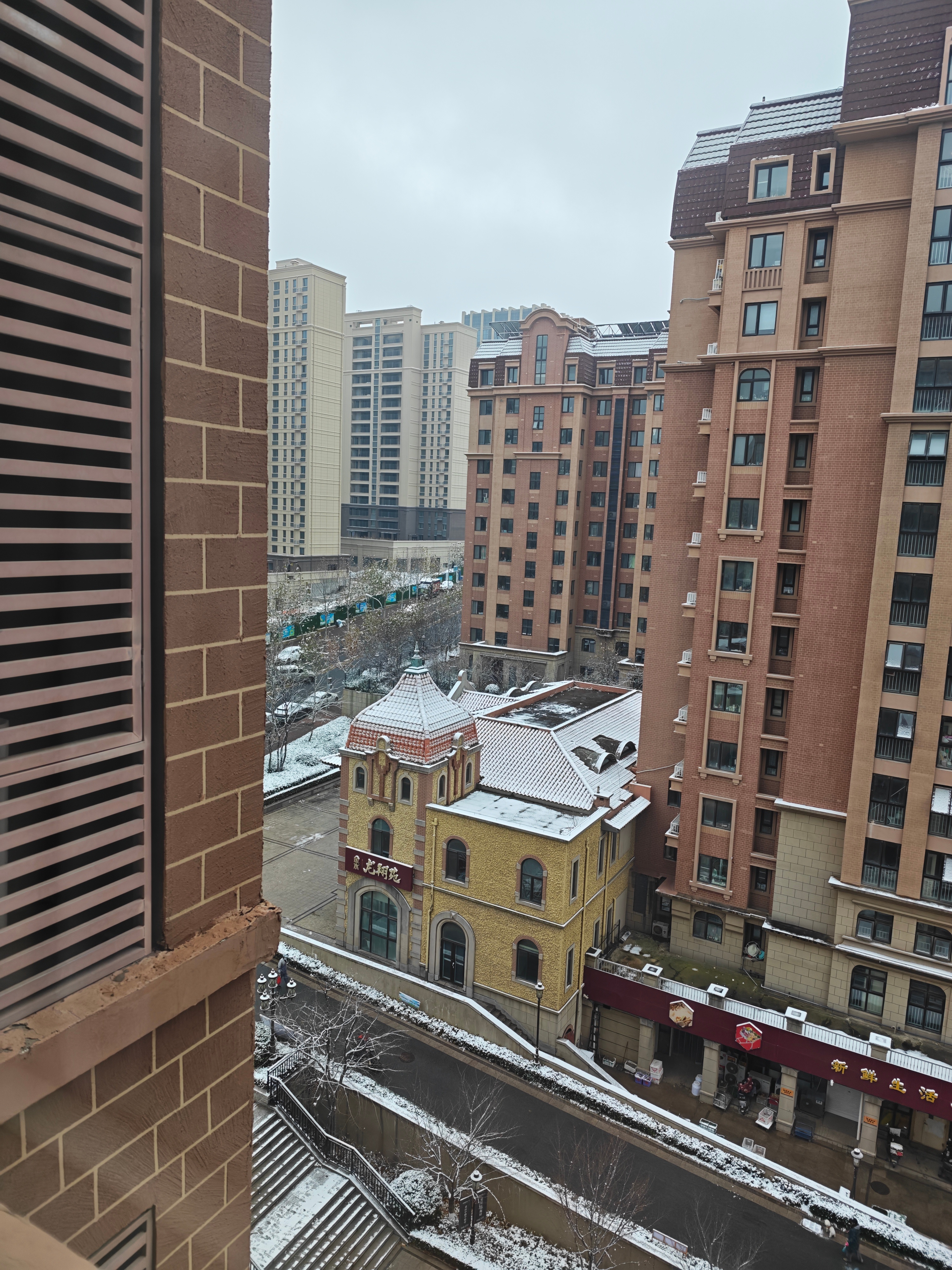 青岛下雪了，其实昨天就下了，昨晚顶着雪下的班。