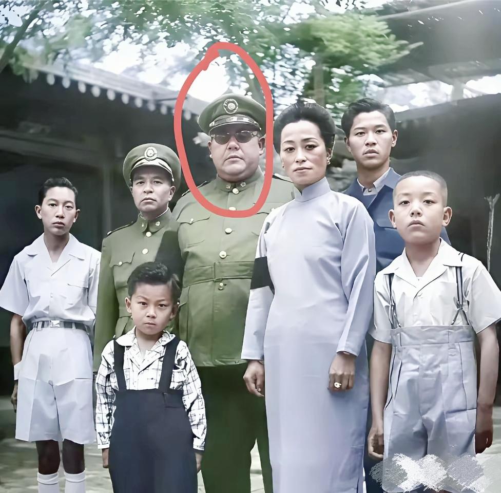 大家看看，这个用红笔圈出来，大腹便便的男子是谁？​据说能认出他来的人年龄都不会低