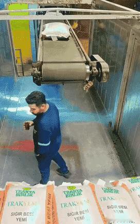 流了多少汗水，付出多少辛苦，才有了手端咖啡耸耸肩，就完成卸载，而且动作丝滑，炉火