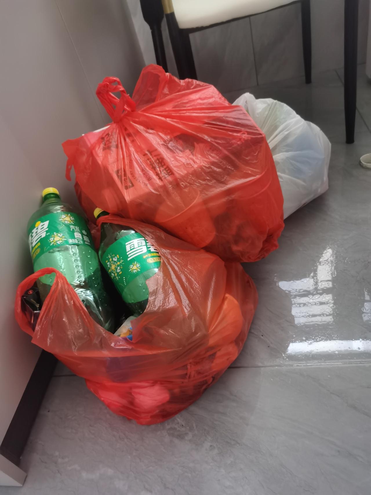 大年初四扔垃圾，从大年晚上开始，初一、初二、初三积累起来的所有生活垃级，就等到今