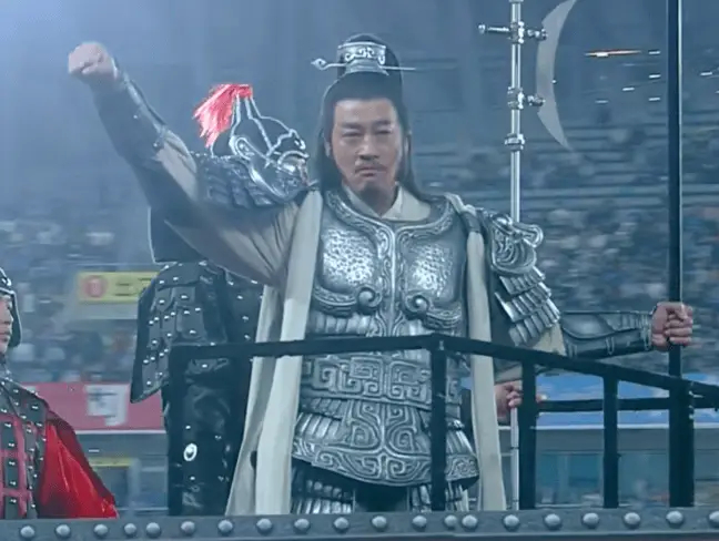 霸王归来！项羽扮演者何润东亮相宿迁主场，他身穿电视剧原版铠甲与球迷热烈互动苏超宿