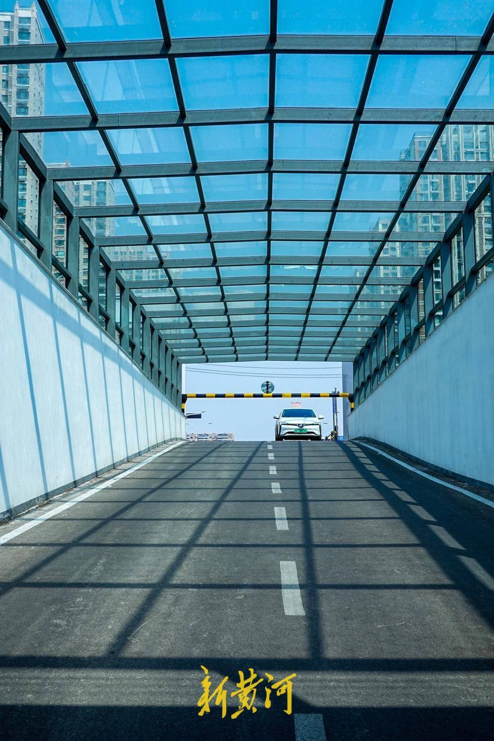 4月15日，济南火车站北广场迎来一项重要的便民设施升级。位于广场的三个连通地面道