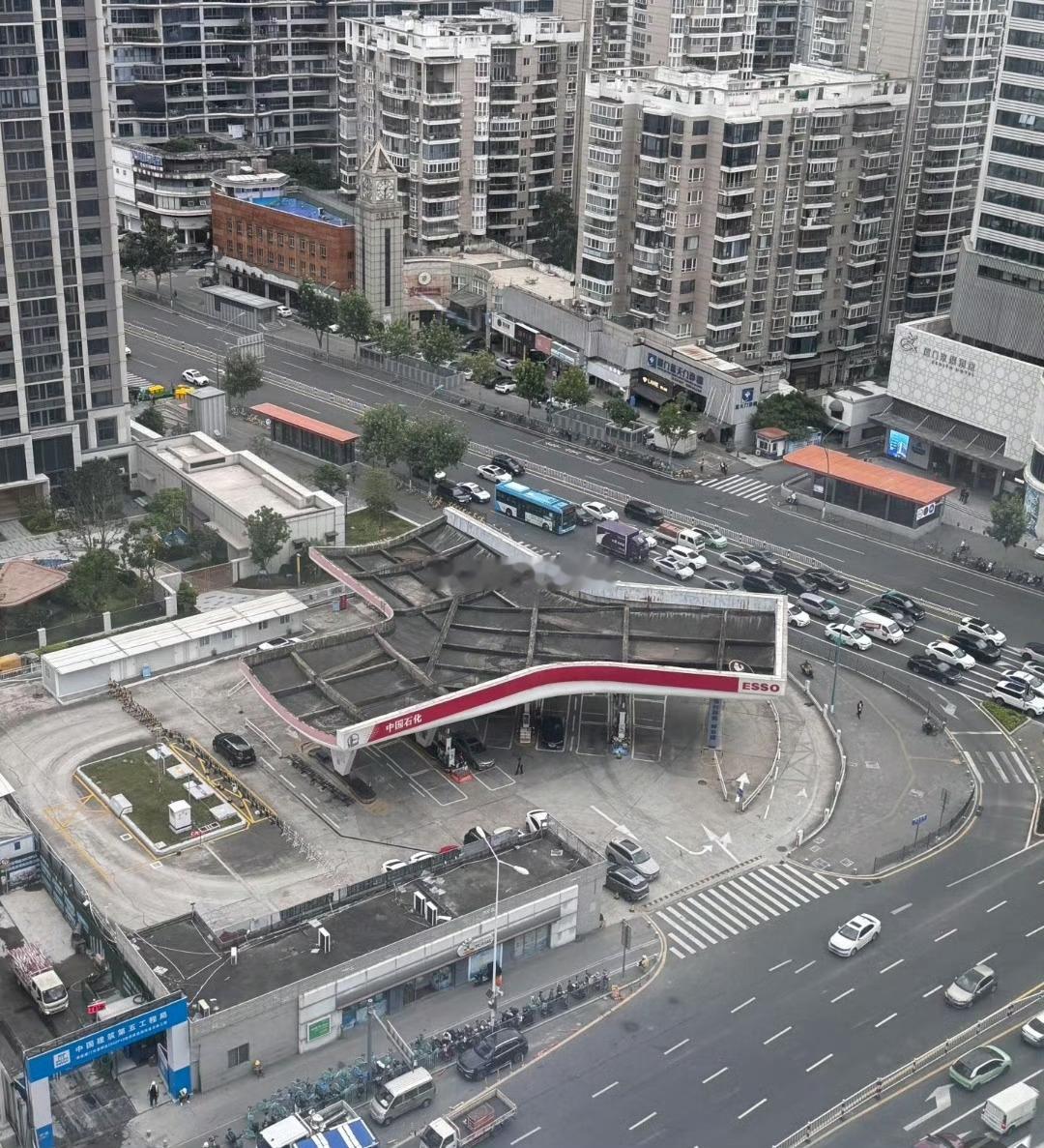 为什么加油站顶部这样设计，下雨不怕积水吗？