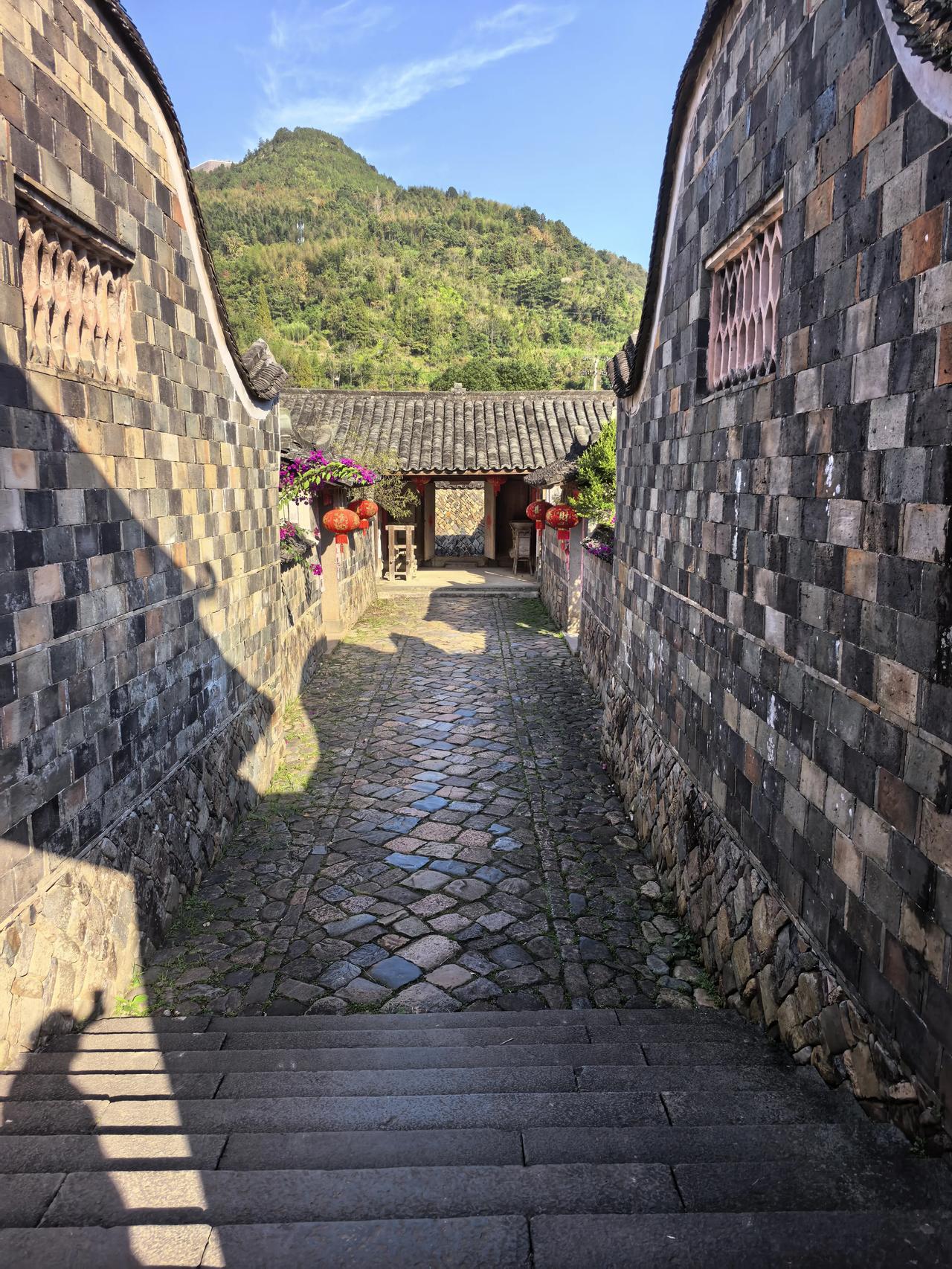 清明扫墓回到泰顺联云。联云以前是乡镇府所在地，现在只是一个社区。
联云社区的驻地