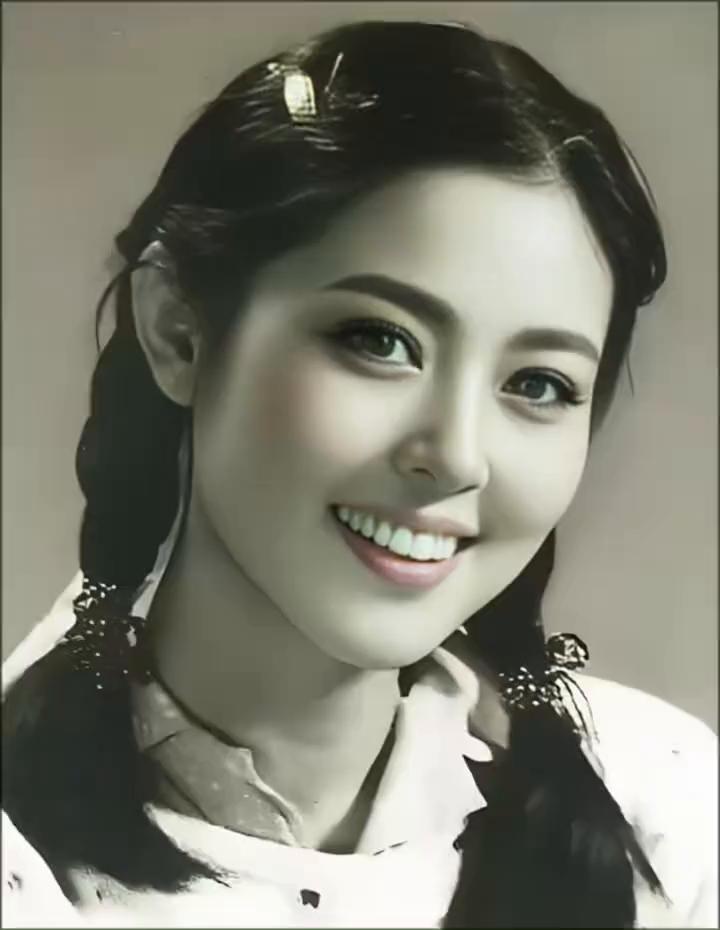 1980年的旧照里，21岁倪萍扎着麻花辫，一枚小发卡别在发间，大眼睛水灵闪亮，一